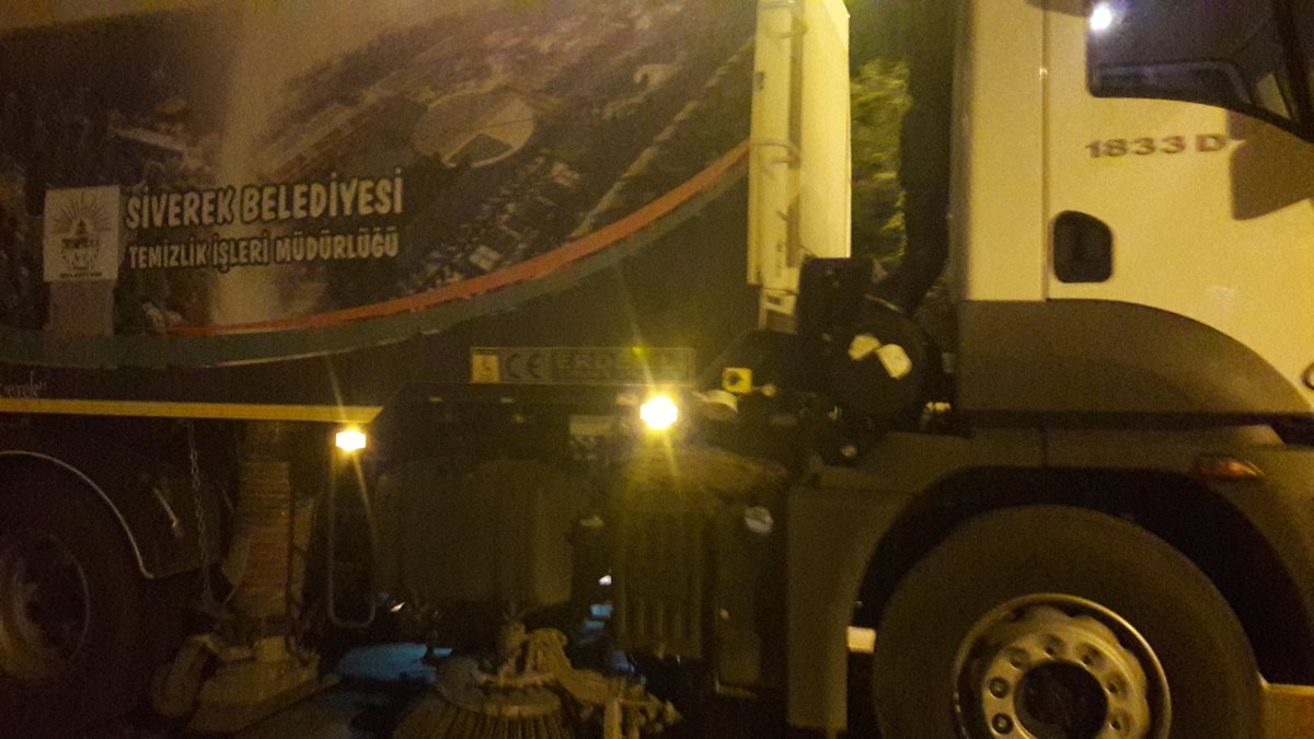 Siverekbld's tweet photo. Havasıyla, doğasıyla daha güzel ve temiz bir Siverek sevdasıyla çıktığımız hizmet yolculuğumuzda saatlerin ve mesafelerin ne önemi var. Temizlik İşleri Müdürlüğümüz gecenin geç saatlerine kadar çalışmalarını sürdürerek temiz bir Siverek için çalışıyor @erolkaya_ist @ResulYilmaz63 https://t.co/r9EcJy1y5t