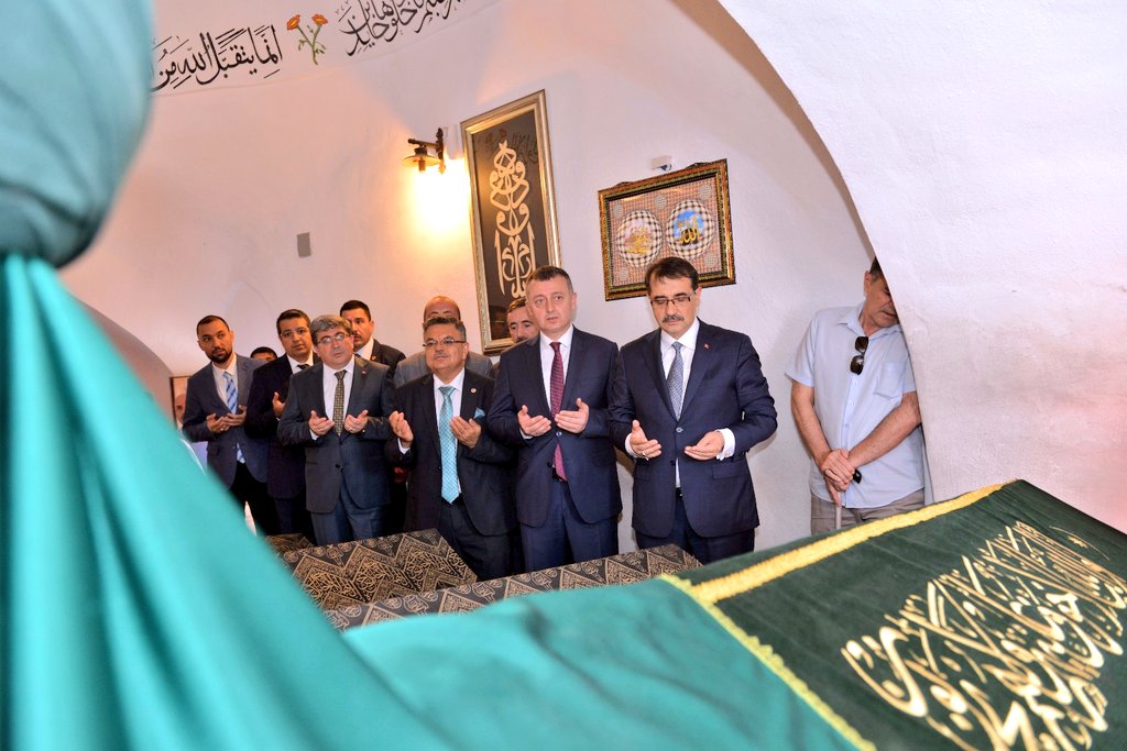 bilecikvaliligi's tweet photo. Sayın Valimiz @tahirbuyukakin Enerji ve Tabii Kaynaklar  Bakanımız Sayın Fatih Dönmez ile birlikte Şeyh Edebali Türbesi'ni ziyaret etti. @TCEnerji @fatih_donmez https://t.co/9dZ9XdCfw3