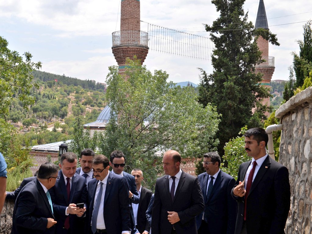 bilecikvaliligi's tweet photo. Sayın Valimiz @tahirbuyukakin Enerji ve Tabii Kaynaklar  Bakanımız Sayın Fatih Dönmez ile birlikte Şeyh Edebali Türbesi'ni ziyaret etti. @TCEnerji @fatih_donmez https://t.co/9dZ9XdCfw3