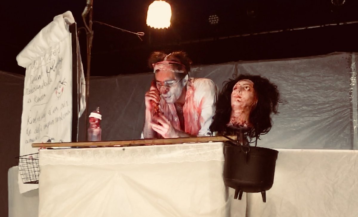 Gwilem's tweet photo. Énorme #TyphusBronx qui nous raconte l’horrible et dégueu conte du genévrier de #Grimm. Un clown, du sang, un infanticide et un repas évidement: juste 2 semaines après #Thyeste de #ThomasJolly, on n’en ressort pas non plus indemne. @DisputeFC . @Chalon_officiel #ChalonDansLaRue https://t.co/nVKD96DuYx