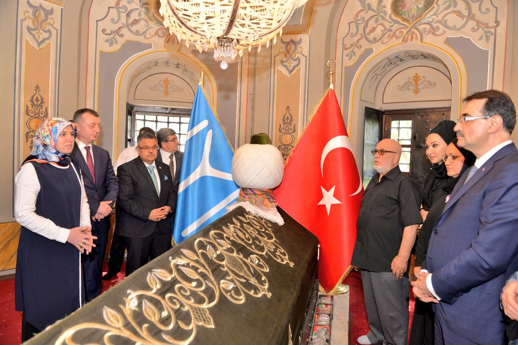 bilecikvaliligi's tweet photo. Enerji ve Tabii Kaynaklar Bakanımız @fatih_donmez, Valimiz @tahirbuyukakin ve beraberlerindeki heyet Ertuğrul Gazi Türbesi'ni ziyaret etti. https://t.co/EiSbpg4Mum