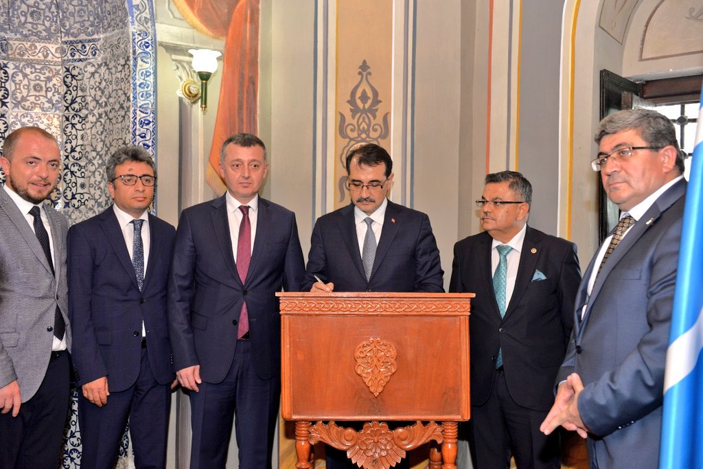 bilecikvaliligi's tweet photo. Enerji ve Tabii Kaynaklar Bakanımız @fatih_donmez, Valimiz @tahirbuyukakin ve beraberlerindeki heyet Ertuğrul Gazi Türbesi'ni ziyaret etti. https://t.co/EiSbpg4Mum