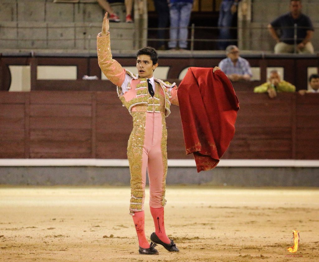 ▪️MADRID | Las ganas y entrega de  #Juanito se topan con un novillo que no ayudó, tras matarlo de una soberbia estocada. 

#hoytoreajuanito 🤞🍀