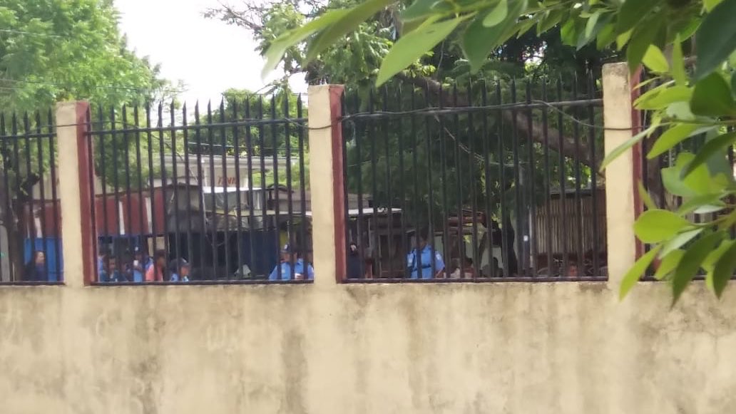 Jereesok's tweet photo. Se había citado al pueblo de Tipitapa a un plantón, este se canceló porque hay presencia policial armada, camionetas y motos rodeando la iglesia católica, la gente se ha refugiado en la parroquia San José. #SOSNicaragua #SOSTipitapa https://t.co/GgBvbPEMWL