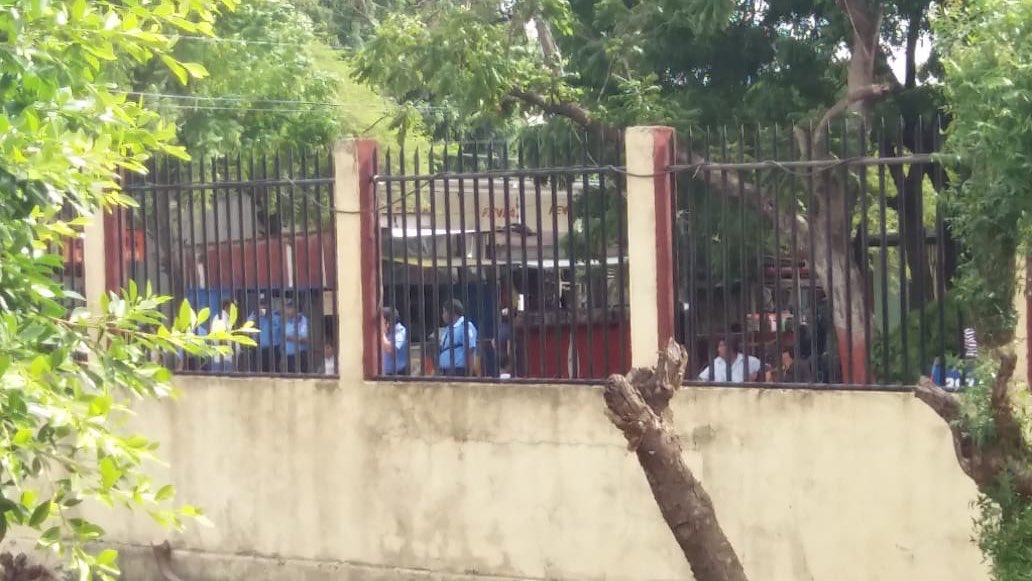 Jereesok's tweet photo. Se había citado al pueblo de Tipitapa a un plantón, este se canceló porque hay presencia policial armada, camionetas y motos rodeando la iglesia católica, la gente se ha refugiado en la parroquia San José. #SOSNicaragua #SOSTipitapa https://t.co/GgBvbPEMWL