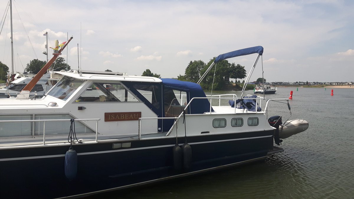 Vandaag #vianen bij haven #depijler een bootkap geplaatst.