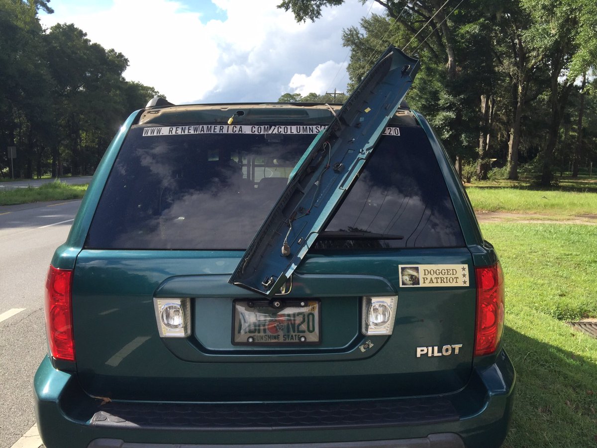 karen_kams56's tweet photo. #Tallahassee #DHS #FBI #FusionCenter #RedneckRetard #Infragard #PlotToKillNSAwhistleblower to cover up #sexscandal and #911Plot at #NSA - GPS tracking device spliced into rear brake light - badly. Fell off. https://t.co/28qVcqNN1h