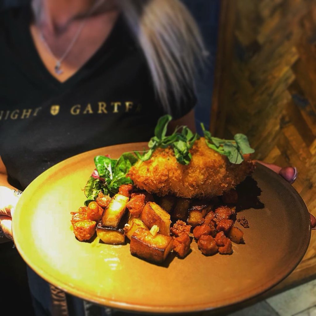 Leicester’s Clock Tower is 150 years old today & to celebrate Chef Rob has produced his take on the great Chicken Kiev, made with a spring bone in, corn fed chicken breast, smoked garlic butter & served with chorizo parmentier potatoes & salad #foodnostalgia #Leicester #pubchef