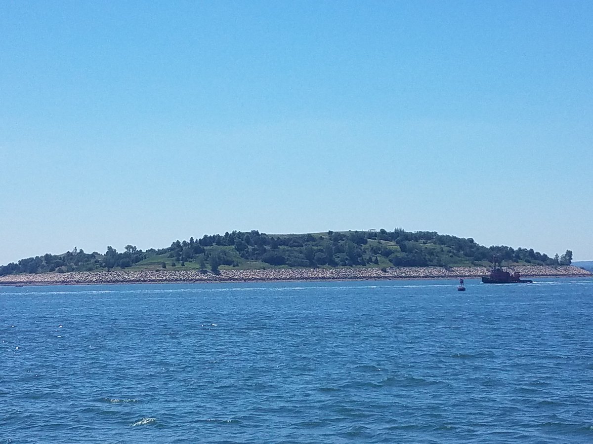 dunneteach's tweet photo. Great look at many of #Boston's Harbor islands from the George's Island ferry. Views of Deer, Spectacle, Long, Gallop's, Lovell's, and George's seen here. #PlaceBasedBos https://t.co/1WPF3pDjAq