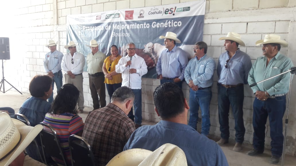 SEDERCOAH's tweet photo. #Zaragoza Preside Secretario @flores_mendez entrega de sementales bovinos dentro del Programa de Mejoramiento Genético 2018 @SAGARPA_mx    @mrikelme #FuerteCoahuilaes https://t.co/ioDasxlvTz