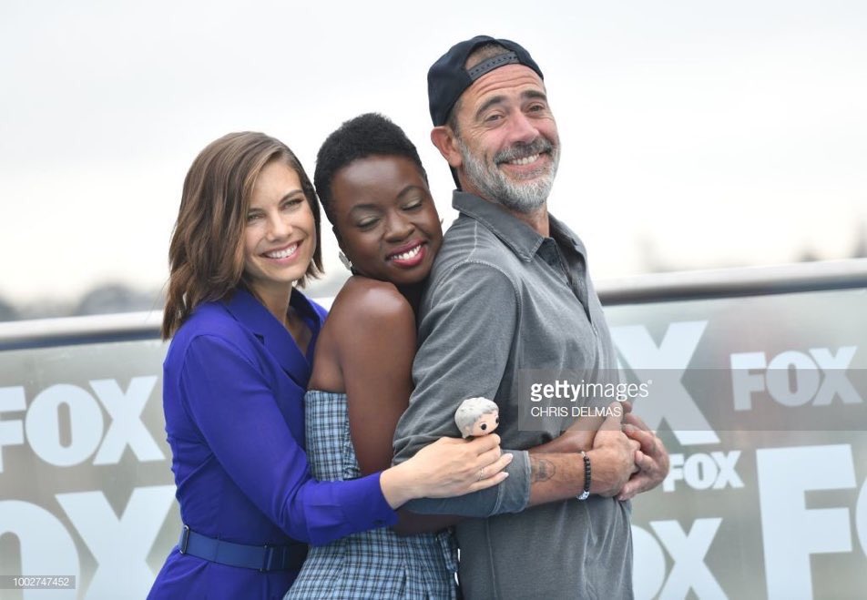 Mariloune's tweet photo. #SDCC #TheWalkingDead #FavoriteCast Happy to see theyβre all holding tiny Carol pop to have Melissa there with them! β₯οΈβ₯οΈβ₯οΈ #FriendsGoals https://t.co/YKn65IBb2a