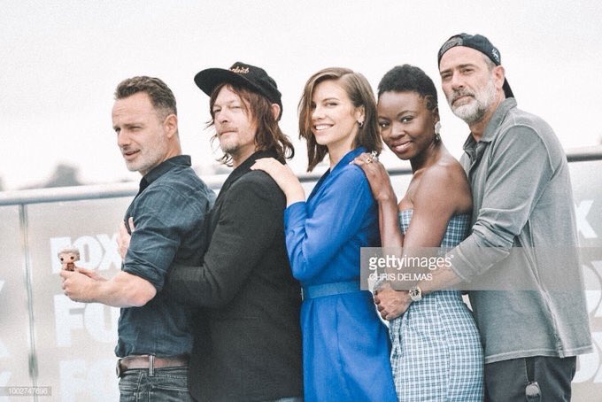 Mariloune's tweet photo. #SDCC #TheWalkingDead #FavoriteCast Happy to see theyβre all holding tiny Carol pop to have Melissa there with them! β₯οΈβ₯οΈβ₯οΈ #FriendsGoals https://t.co/YKn65IBb2a