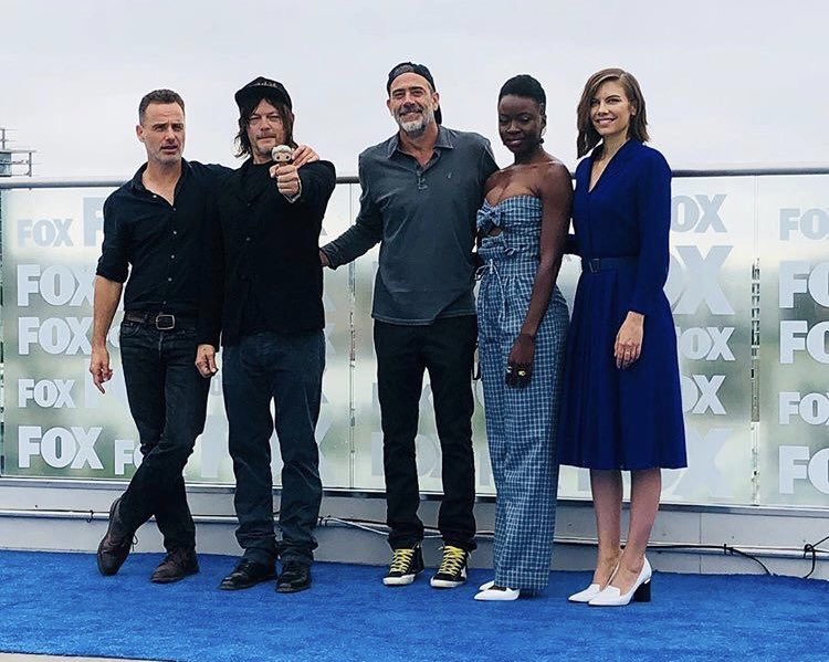 Mariloune's tweet photo. #SDCC #TheWalkingDead #FavoriteCast Happy to see theyβre all holding tiny Carol pop to have Melissa there with them! β₯οΈβ₯οΈβ₯οΈ #FriendsGoals https://t.co/YKn65IBb2a