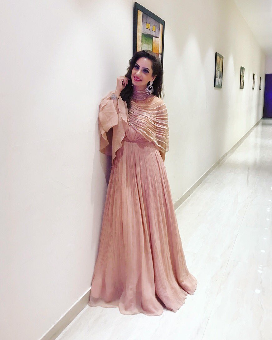 AnchorPiya's tweet photo. #Showtime #VirtualDreamWeddings #Outfit #By #AmasStudio #Available At #SimranFashions #LajpatNagar Thanks Anil Soni And Sukhdev Singh Tony #Jewellery #OmSonsBridalStore #LajpatNagar https://t.co/DZJaj0UB5G