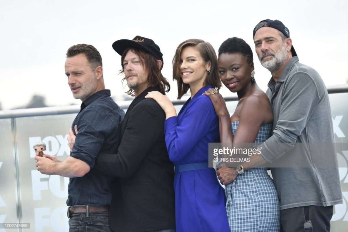 JDMorganSquadBR's tweet photo. 📸| Fotos do elenco de #TheWalkingDead na #sdcc2018 (detalhe que o funko na mão dos atores é a Melissa Mcbride, que interpreta a Carol e que cancelou sua ida a comic con) https://t.co/Ar9EUSNwBN