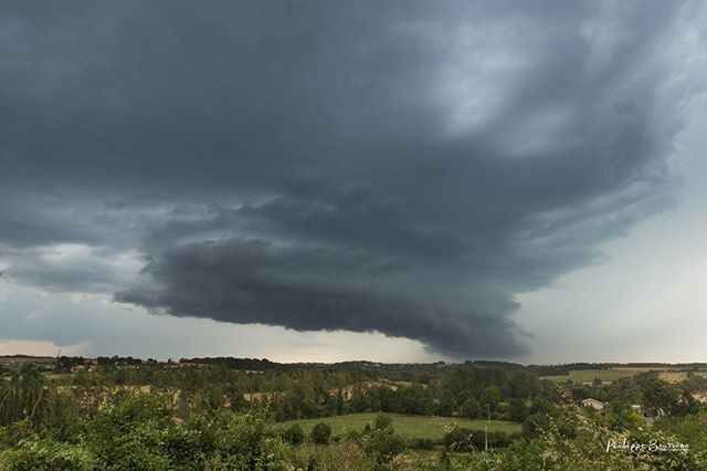 Jett1oeil's tweet photo. La menace supercellulaire...
.
#airvault #louin #orage #storm #lightning #nature #thunderstorm #supercellstorm
.
#igersniort #igersfrance #france4dreams #nouvelleaquitaine #landscape_focus_on #so_photo #sudouest_focus_on #kodakmoments #picturetokeep_natu… https://t.co/OAhLLvy6G8 https://t.co/puxNKk1kJm