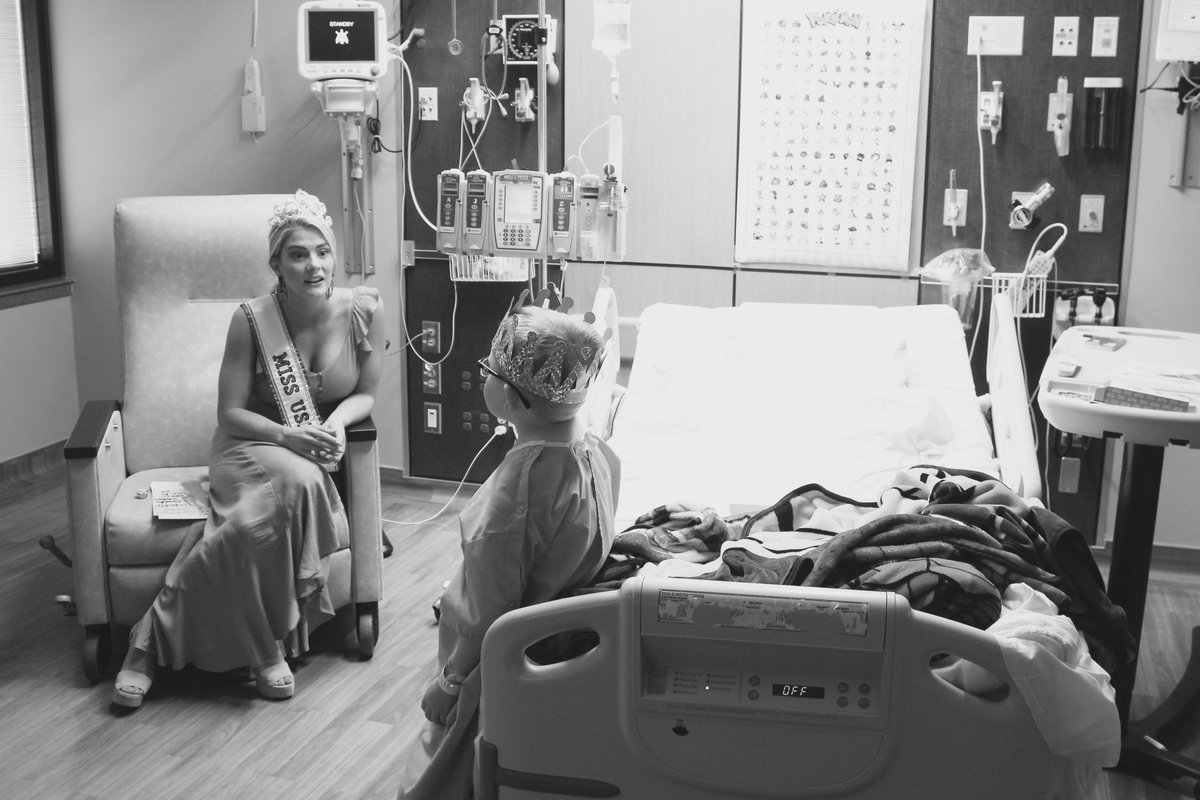 NebraskaMed's tweet photo. If anyone can make our pediatric patients feel like royalty, it's @MissUSA @sarahr_summers. The #Nebraska native stopped by Nebraska Medicine to read books with our kiddos and give them their very own crowns! Thanks for being an advocate for our patients! #Omaha #MissUSA https://t.co/aYL839N8k2