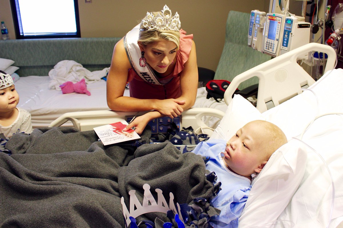 NebraskaMed's tweet photo. If anyone can make our pediatric patients feel like royalty, it's @MissUSA @sarahr_summers. The #Nebraska native stopped by Nebraska Medicine to read books with our kiddos and give them their very own crowns! Thanks for being an advocate for our patients! #Omaha #MissUSA https://t.co/aYL839N8k2