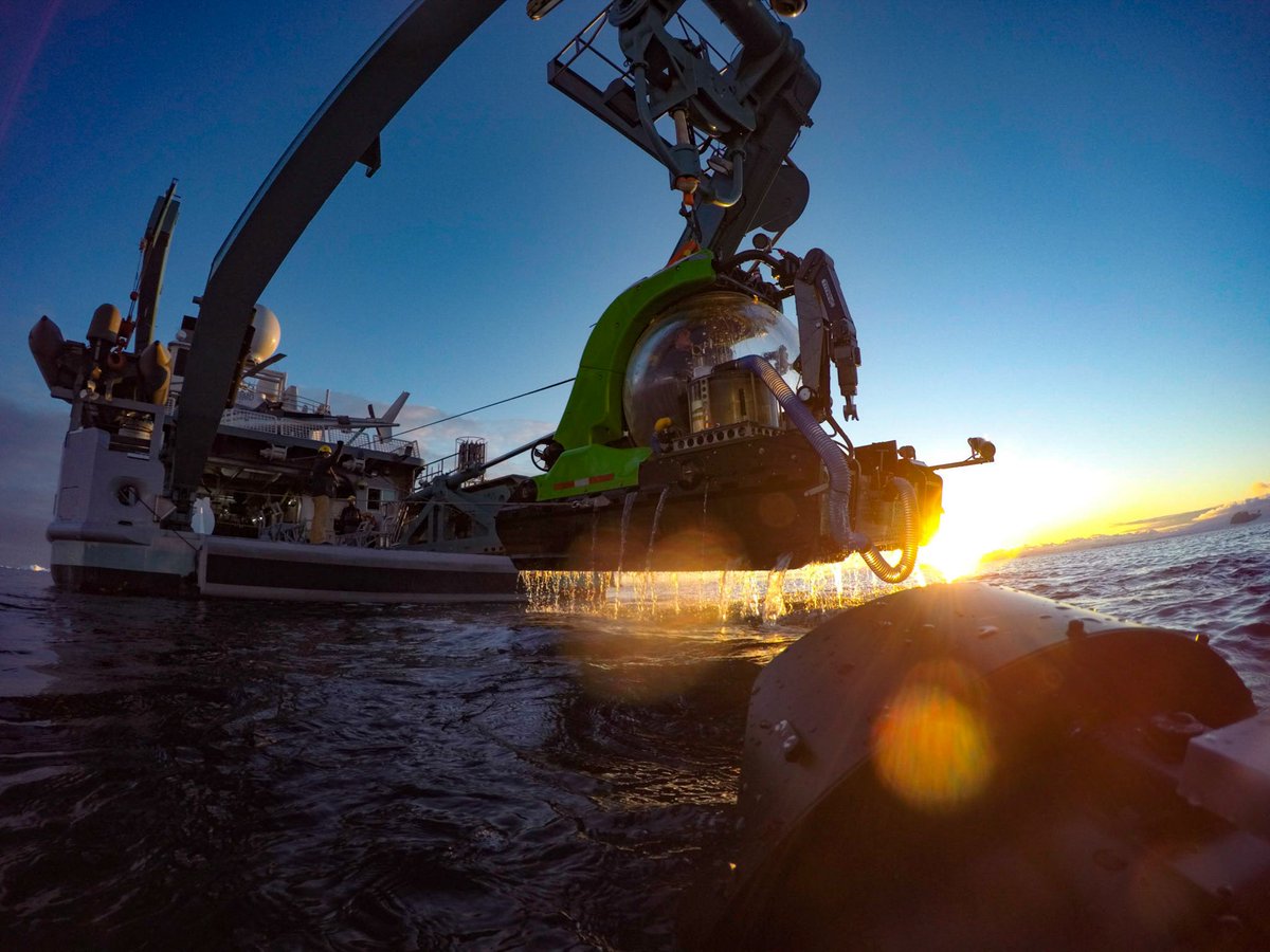 oceanx's tweet image. Deep Rover being hauled out of the water following the world's first sub dive to 1000 meters in Antarctica. On this sub is oceanographer and @missionblue founder @SylviaEarle. When unveiled in 1984, it set a new solo dive record—3,000 feet.  #deepoceanexploration #oceandiscovery