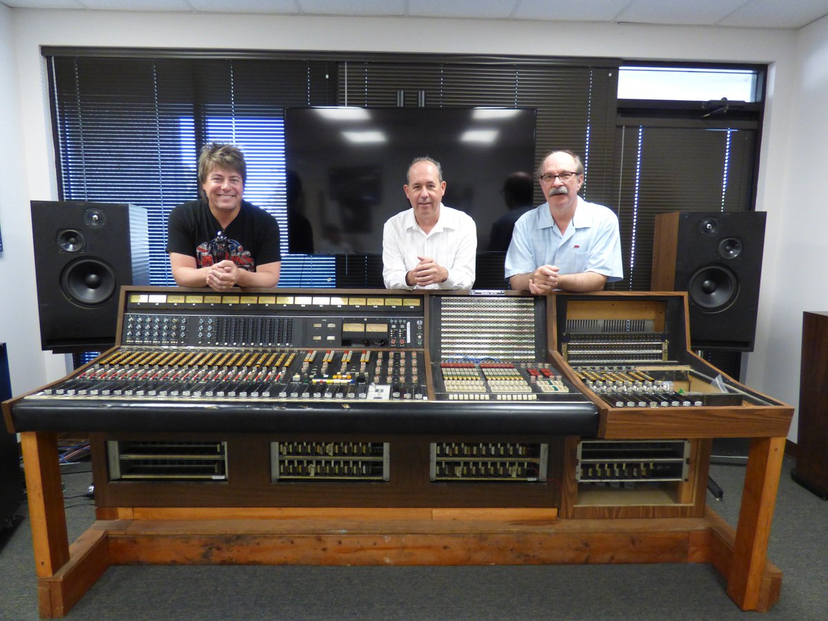 ThisIsAPIaudio's tweet image. Paul Sidoti, guitarist and vocalist for Taylor Swift's band, recently stopped by API while on the DC leg of Swift's world tour. Here @paulsidoti, Mark Seman, and Larry Droppa gather around the famous Les Paul API console at our headquarters.
