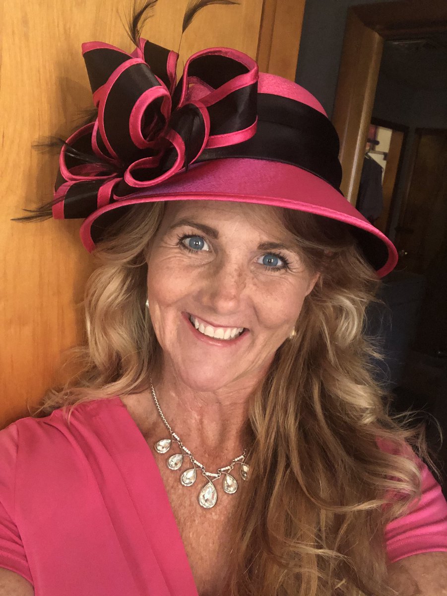 DDhasblingfor5's tweet photo. I’m walking on sunshine and it’s time to feel good!!  My upline gave me this hat for reaching FASHIONISTA rank with @PaparazziAccess and it sure feels good!!!  #FeelGoodFriday #walkingonsunshine #lovemyjob #Elite2018 #FearlessFriday https://t.co/FRgQvtiixy