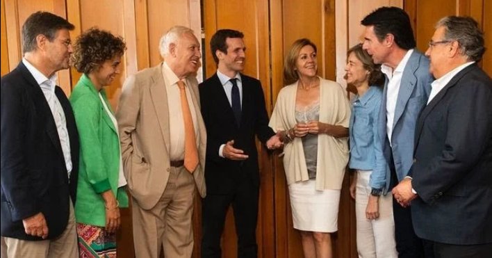 IsaiasLafuente's tweet photo. De los siete exministros que rodean a Casado y le dan su apoyo, tres fueron reprobados por el Congreso y uno tuvo que dimitir por mentir sobre sus intereses familiares en Panamá. En el PP,  el futuro pisa, el presente pasa y el pasado pesa... https://t.co/gcXbLYKBSM