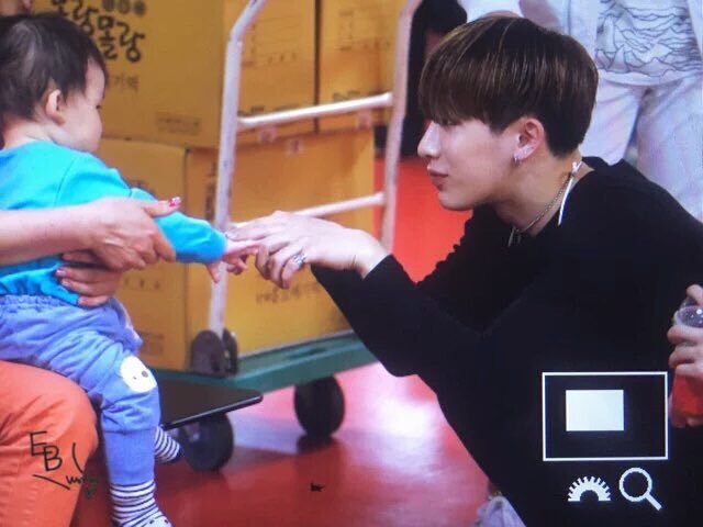 ioiola_'s tweet photo. eu amo demais fotinhas do wonho com crianças é tão fofo https://t.co/bhGzOOSdwu