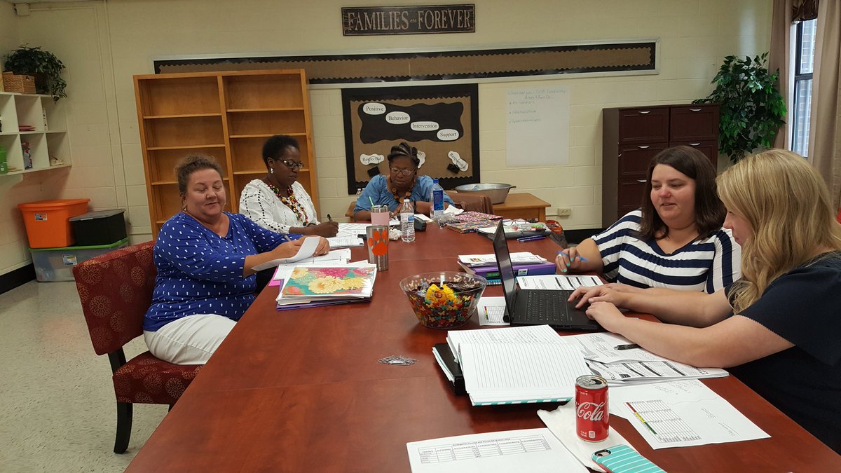 kimday0831's tweet photo. North Mullins Primary ILT members @MarionCountySch...determining their #ProblemofInstructionalPractice and #Rocks to jump start 2018-2019 school year.
#TRACTION 
#InsightEdGroup
#E3TSL https://t.co/Ii7qvQcFHB