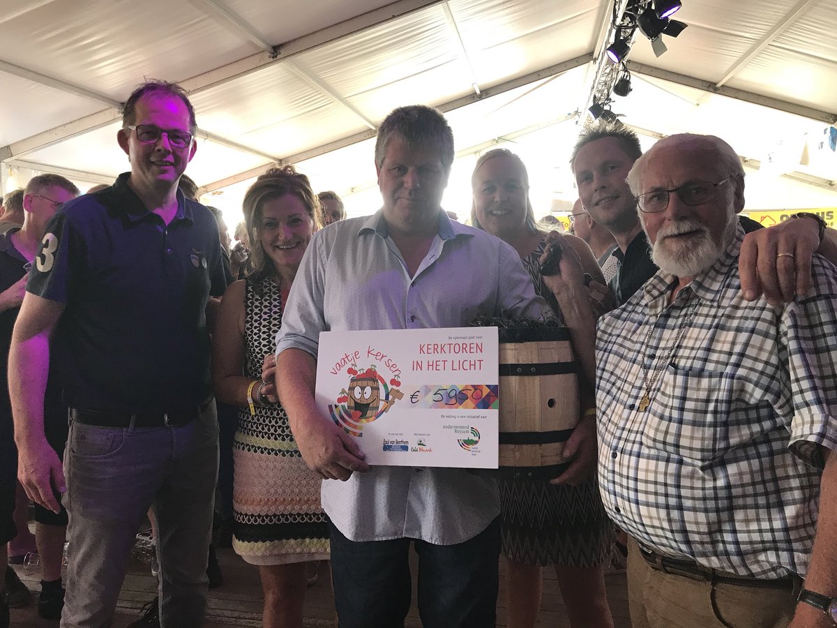 KermixRossum's tweet photo. Yes. Voor het doel ‘we zetten de kerk in het licht’ €5950 opgehaald met veiling tijdens bedrijvenuurtje. Andre Kamphuis van Twente Fourage heeft het vaatje kersen gewonnen. 👏👏 Prijs overhandigd door pastor Zeinstra👌 https://t.co/REX5cGckfd