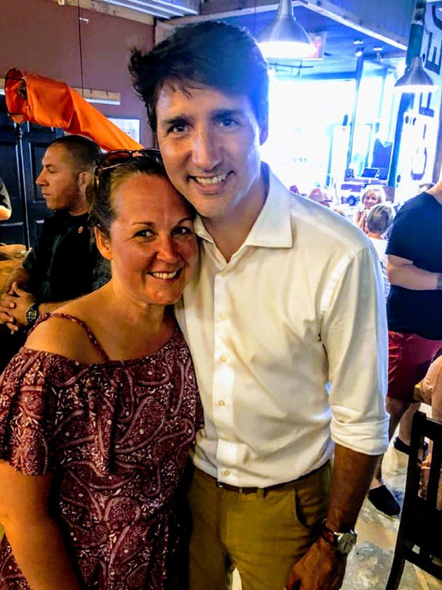 BarrieToday's tweet photo. Trudeau stops in to Barrie's Barnstormer for a beer, no biggie https://t.co/aOUwuvAiu7 https://t.co/lsSak3Mcqe
