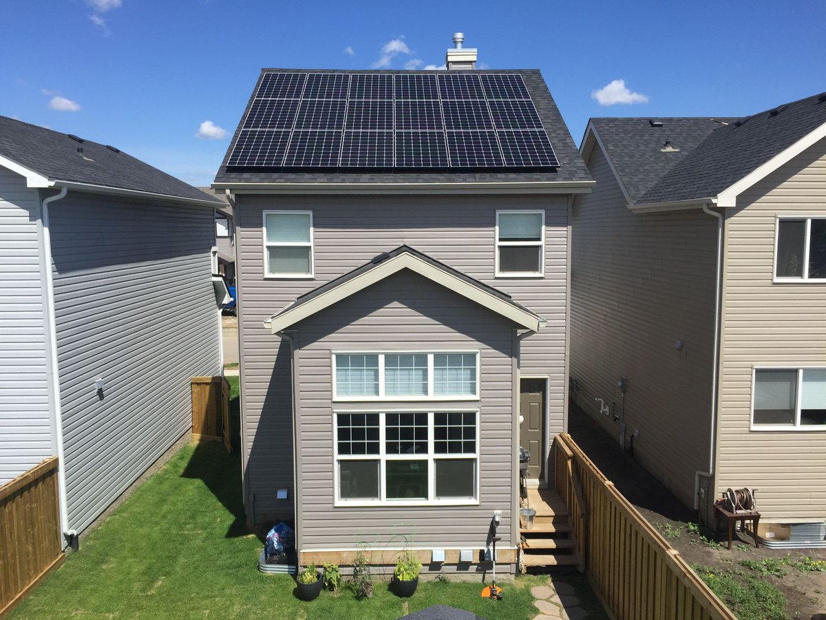 SkyFireEnergy's tweet photo. What a beautiful array of the week for this family. This is a 5.49 kW installed in Edmonton, Alberta.  #arrayoftheweek https://t.co/NuA2HgGIIa
