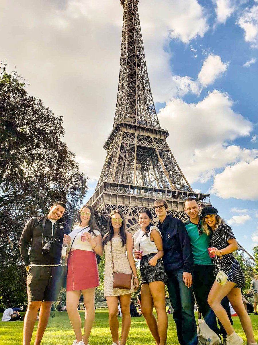 CarolineRulezz's tweet photo. Throwback to #Paris adventures with some of my best friends #unforgettable #takemeback 💔 https://t.co/u58JLe6jEu