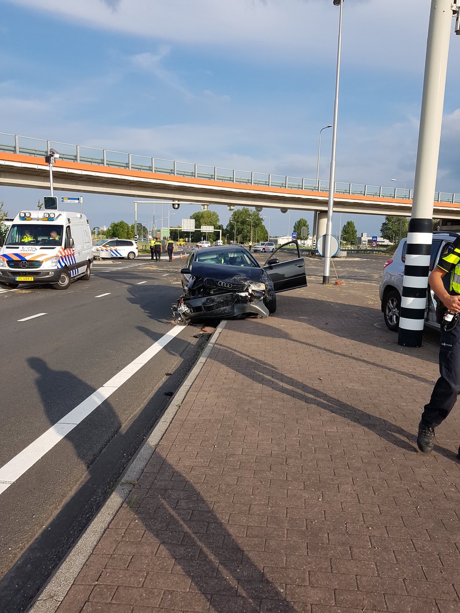 Wis_FrankPNH's tweet photo. #N201 #B231 kruising.  Ongeval tussen twee personenauto's. Een persoon afgevoerd naar het VU ziekenhuis. Komende vanaf uithoorn richting Hoofddorp afgesloten voor het verkeer. @RWSverkeersinfo https://t.co/sPdtiCiOrk