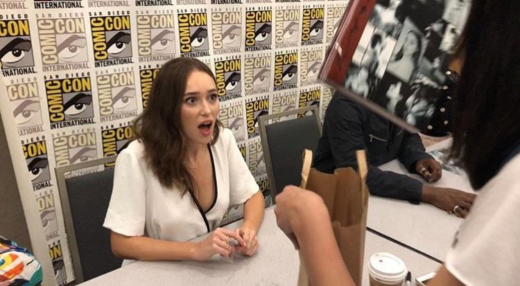 theDebnamNews's tweet image. 😍 Alycia cuando vio el fan book - @FearArgentina