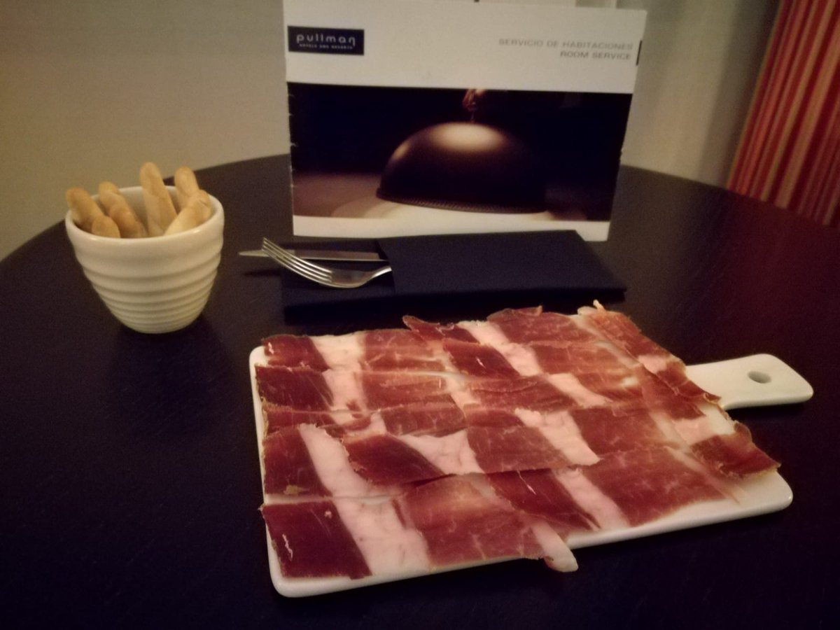 Coline_Pont's tweet image. #Preferenceclient #Pullman #Madrid #CRM @AccorHotelsNews: le jamon plutôt que les mini shampoings...for sure ;)