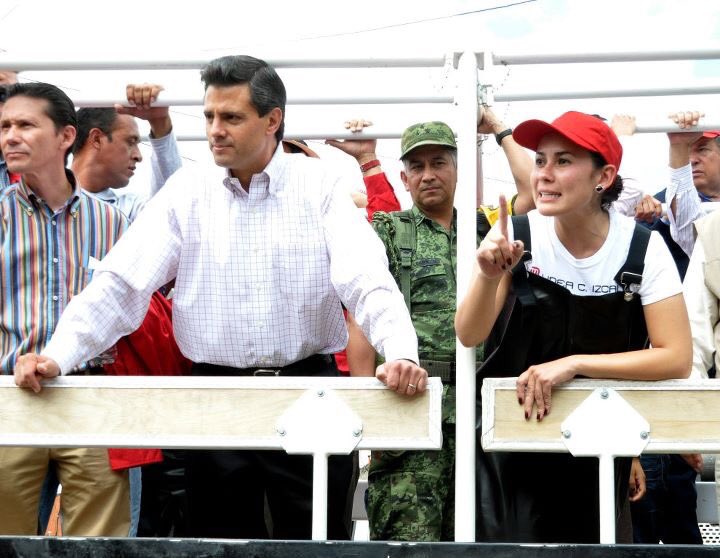 AlejandraDMV's tweet photo. La convicción, los ideales y los valores, no son flexibles... Gracias, por confiar en los jóvenes. Gracias,  por creer en las mujeres. Gracias, porque la lealtad no caduca. Gracias, porque lo que no mata, fortalece. Feliz Cumpleaños Sr. Presidente @EPN. #2011 https://t.co/kmrEWnK1Bt