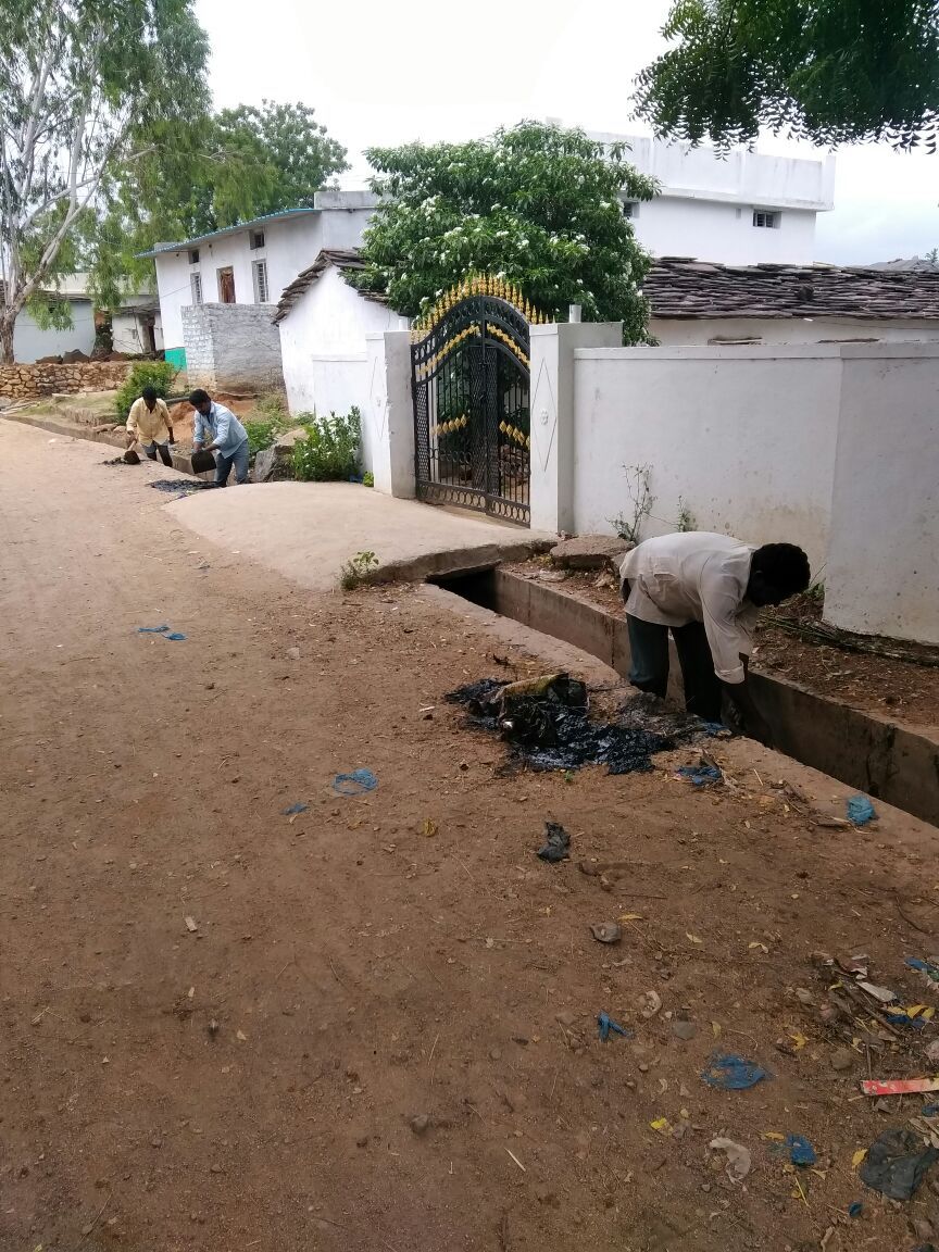 DPOMBNR's tweet photo. కోస్గి మండలంలో పారిశుద్ధ్య వారోత్సవాల సందర్భంగా మురుగు కాల్వల పూడిక తీయు పనుల నిర్వహణ. https://t.co/Txe4XQg8kq