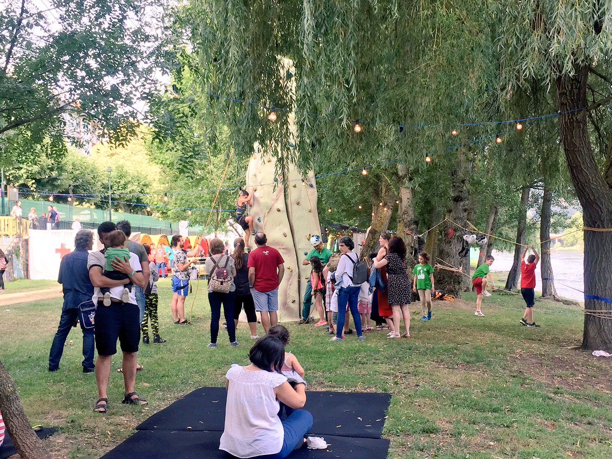 SilFest_OBarco's tweet photo. Después de haber pintado los carteles, hinchables y rocódromo en el #MiniSilFest #SilFestValdeorras https://t.co/0DqdxVICz4