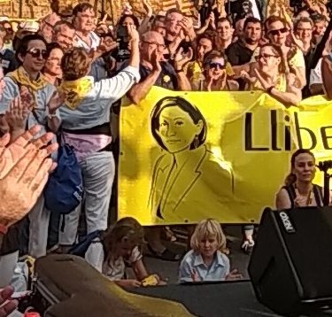 Carme Forcadell ens diu a través d'una carta: "Ens podran privar de llibertat, però mai ens privaran de les nostres idees."

Carme Forcadell, 
Presó de Mas Enric. 
119è dia d'empresonament.
