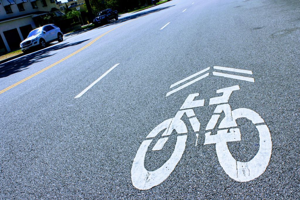 glendalewalks's tweet photo. #Drivers must give #bicyclists 3 feet of space when passing them. It's the law. #DriveSmart #BeStreetSmartGlendale #BikeSafety #ShareTheRoad #myglendale #SlowDown https://t.co/TA4KEJk5F8