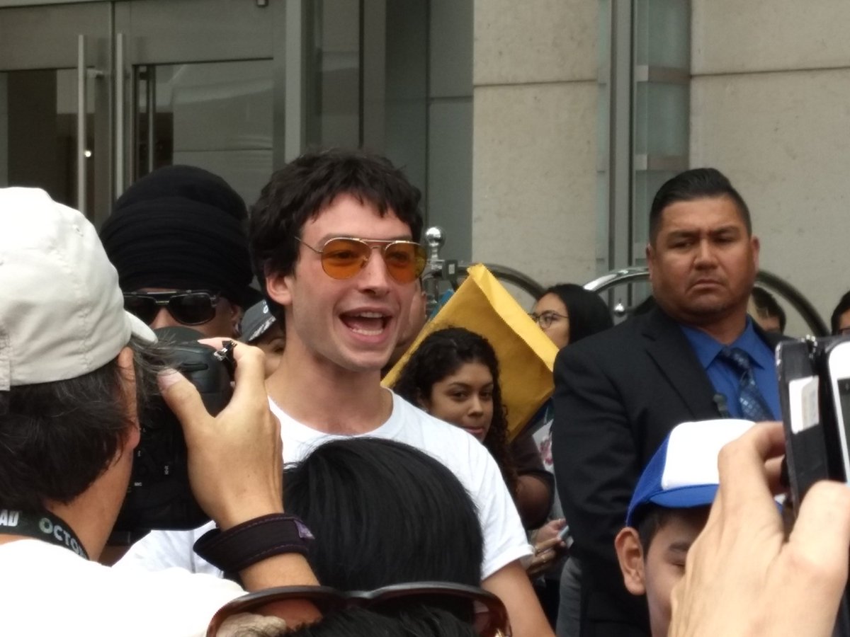 Ezra Miller from Justice League, Fantastic Beasts and eventually The Flash is signing autographs in front of the Omnia Hotel at #SDCC