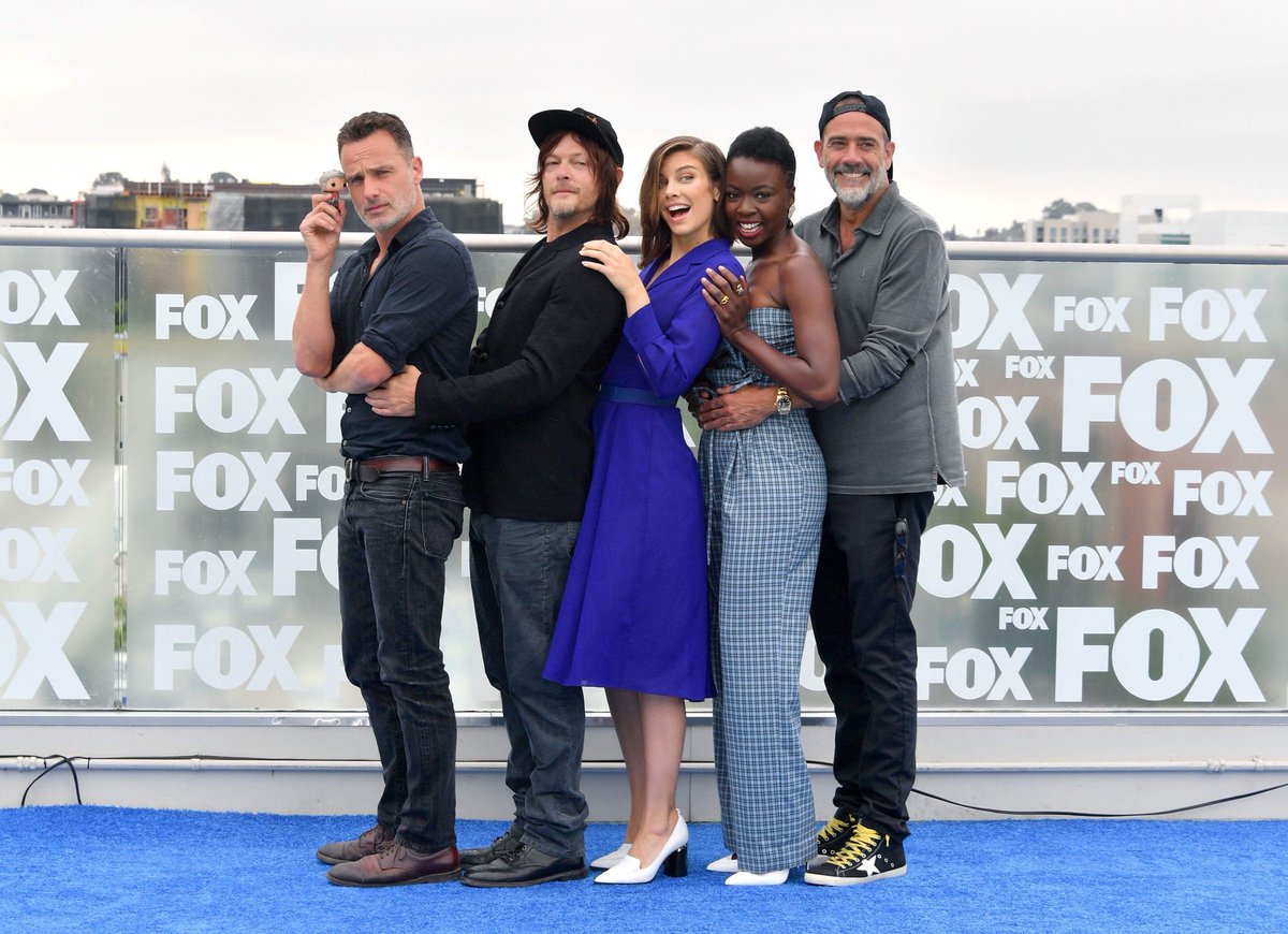 murphydelei's tweet photo. Olha que lindo esse elenco de #TWD reunido na #SDCC! 😍 Pena que dois deles vão embora na 9ª temporada 😭 https://t.co/6lRxbundk6