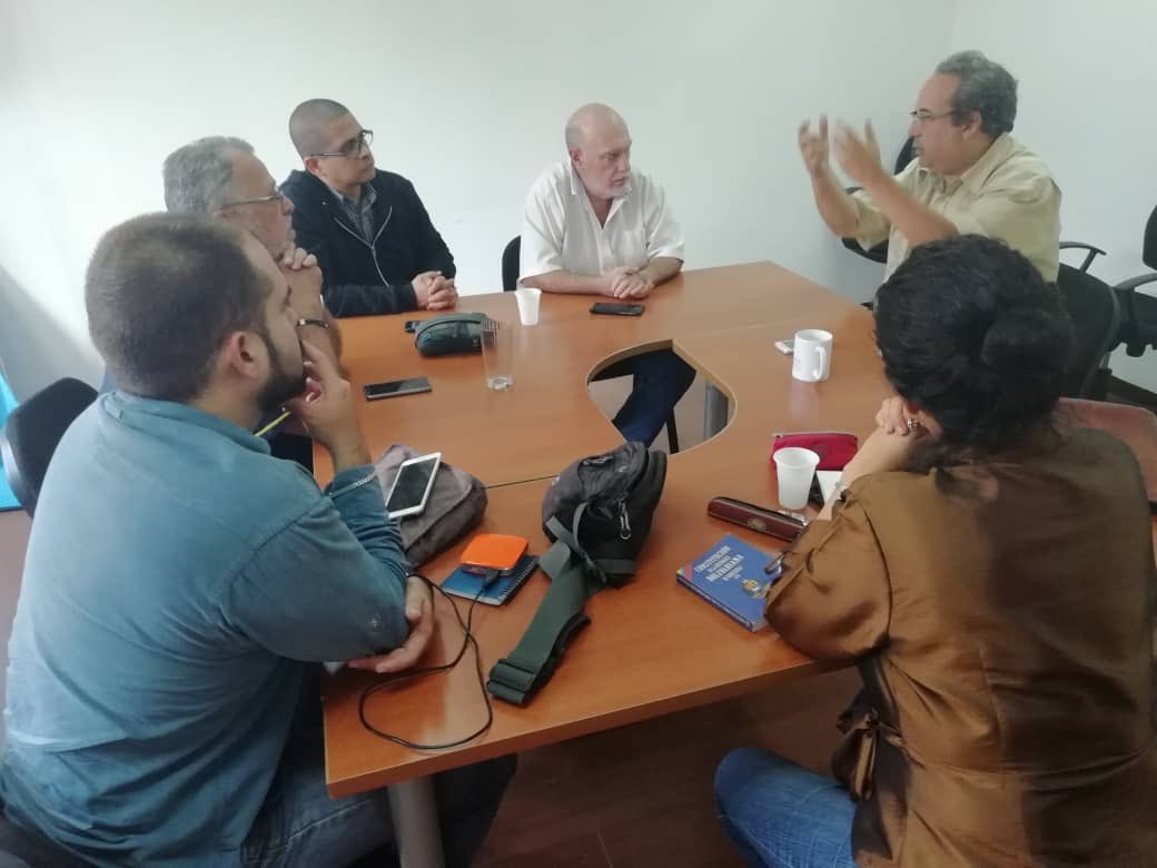 NicmerEvans's tweet photo. La comisión para la consulta sobre la huelga nacional #ConsultaHuelgaFavl está reunido en este momento con el representante de @LaCausaRVe @LuisTrincado analizando elementos de debate que ellos han avanzado sobre el tema en sectores sociales y laborales https://t.co/vAq7OY8dC3