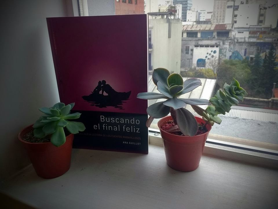 cosecharoja's tweet photo. Mañana es el #SorteoCosecha. Si querés llevarte "Buscando el final feliz" de Ana Guillot dale RT. Cerramos el lunes a las 17 horas 🤘🏾 https://t.co/9vdb4HUjkT