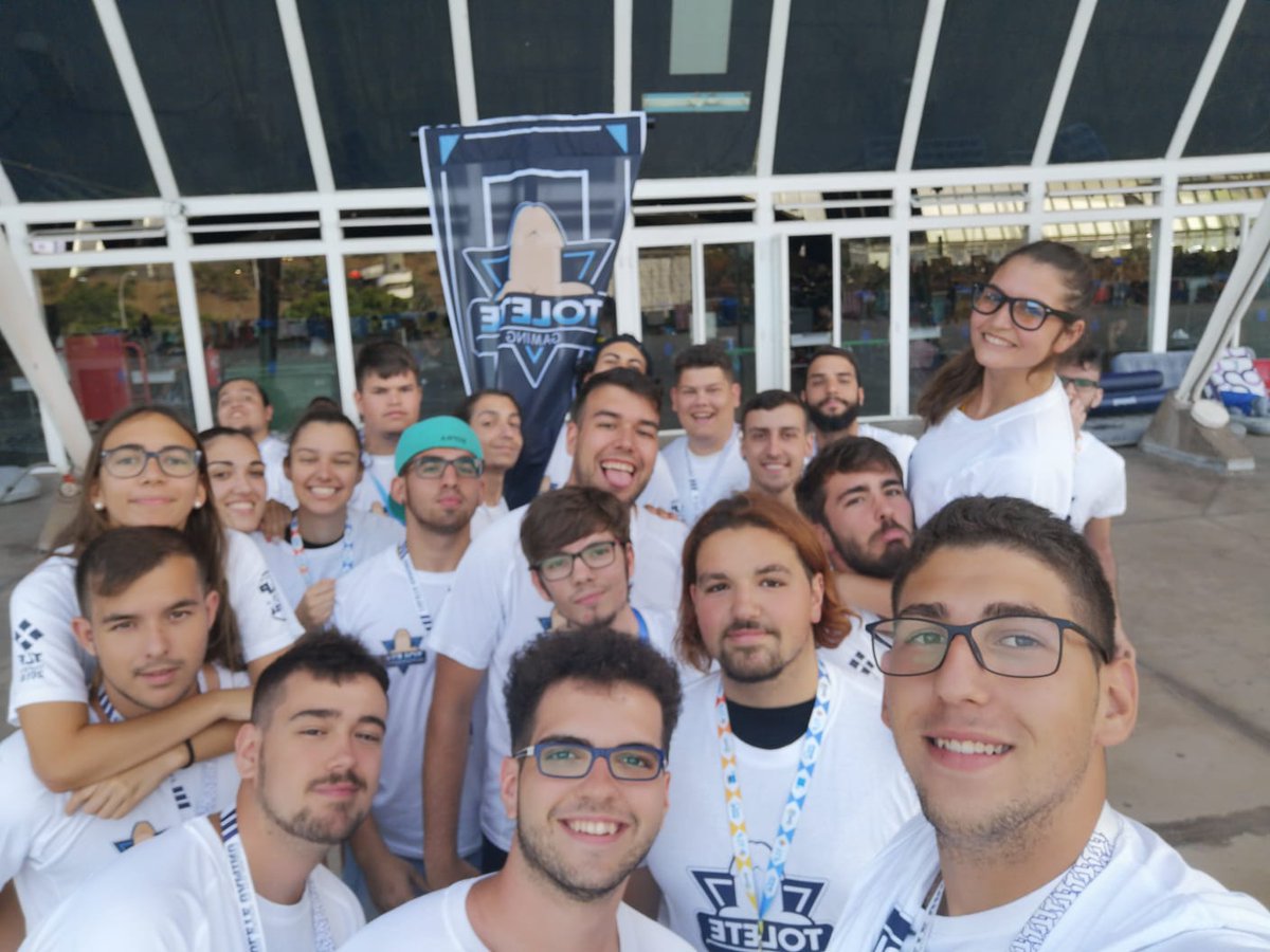 DaniLeonBaez's tweet photo. MAS QUE UN CLAN, UNA FAMILIA. UN AŇO MAS CON USTEDES @TLPTenerife 2018. 
@ToleteGaming https://t.co/TQ5yrCyOKZ