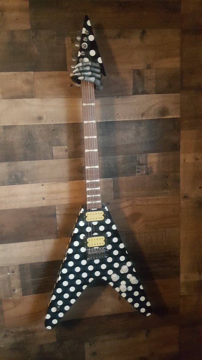HowieInTheD's tweet photo. Wanted to share this, especially with you @rudysarzo Been wanting one for YEARS and finally have mine after waiting 14 months !! #PolkaDotV #RIPAlwaysRandyRhoads <3 https://t.co/KafghcLhhV