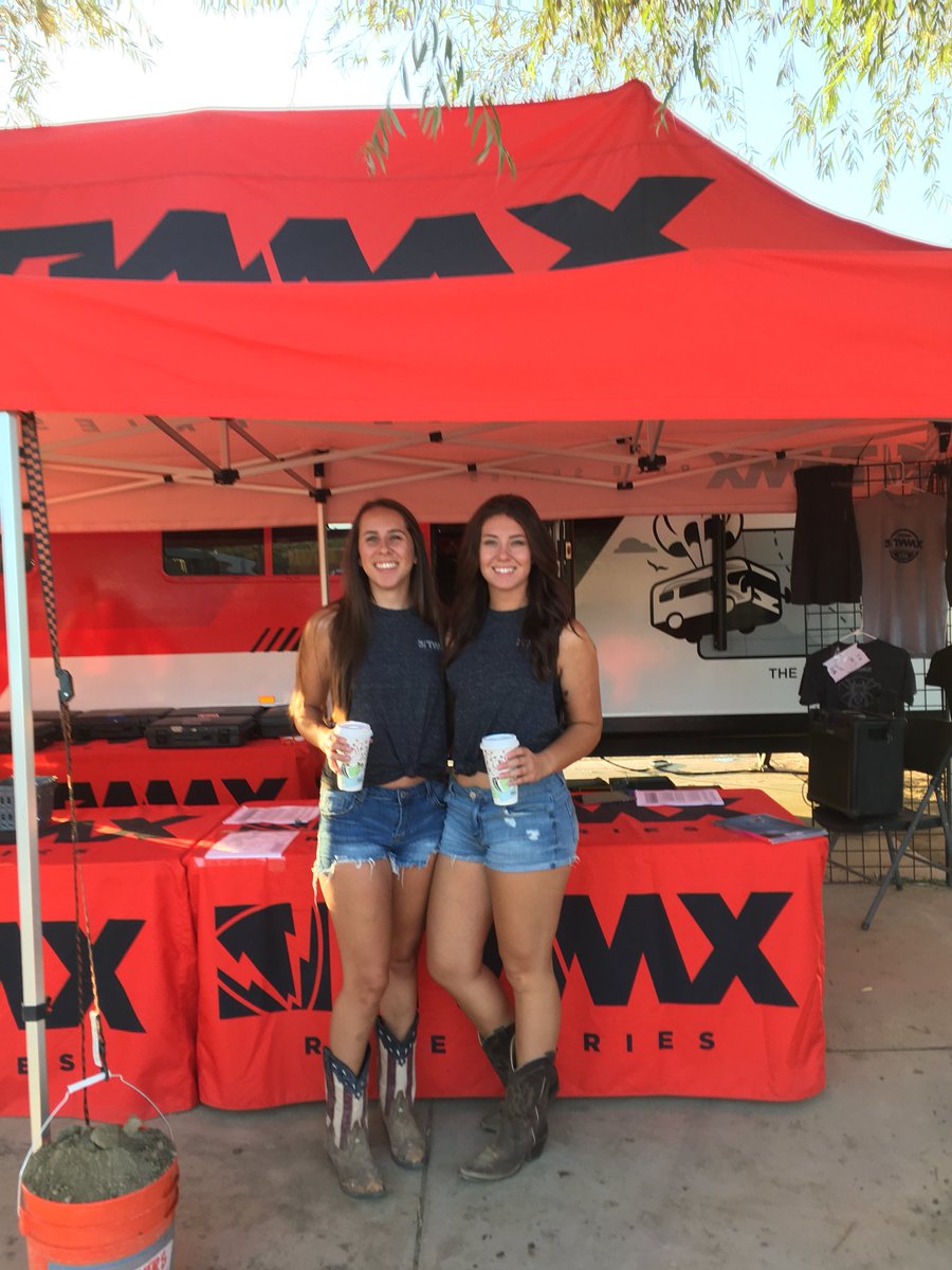 raw_beannn's tweet photo. Just ya typical #twmx babes🤙🏼 https://t.co/mwCy9SNjmo