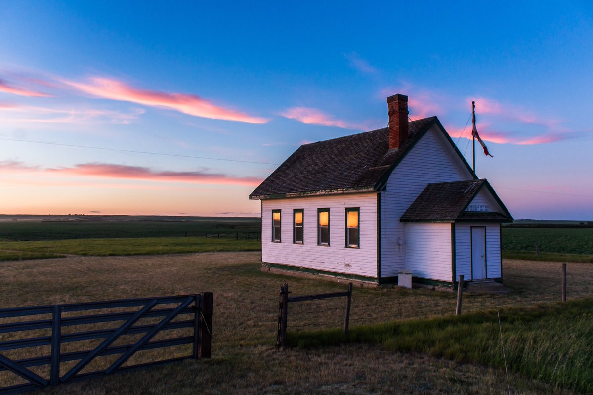 kelsieauralee's tweet photo. Little school on the prairies ๐พ
#exploresask #explorecanada #sasksunset https://t.co/X9E1F1HjFT