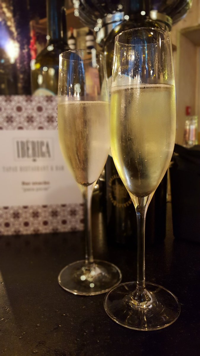 Gerrys_Kitchen's tweet photo. After a long day sightseeing in #London ,@LittleGemsJewel & myself are looking forward to some of the best Spanish food & drink this side of the Pyrenees at @IbericaLondon #Spain #GerrysKitchen #BrandAmbassador #FoodBloggers 🇪🇸🍷🍴 https://t.co/J4q3N9n5g4