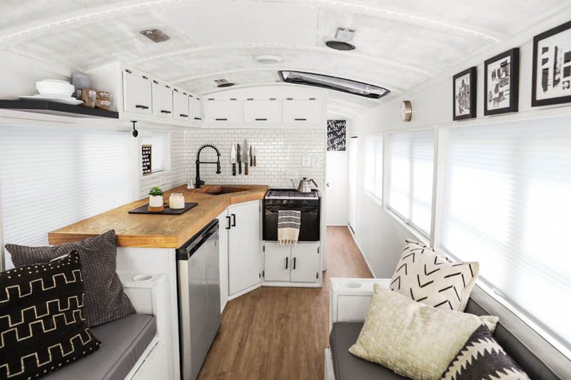 Rob_Laub's tweet image. Could you live in a converted school bus...with 5 other people?  This School Bus Is a Tiny Home ... to a Family of 6! buff.ly/2L2t4Hx #ConvertedBus #TinyHome #Familyof6 #homedesign